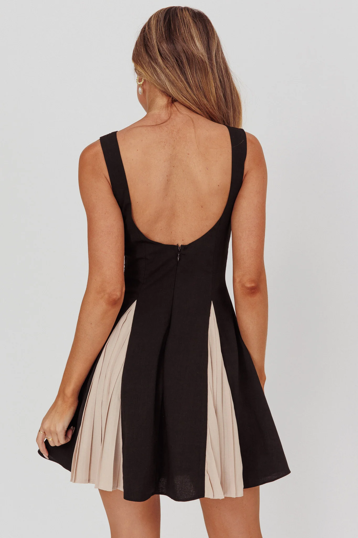 Averi Contrasting Godet Hem Mini Dress Black - Seraphlike